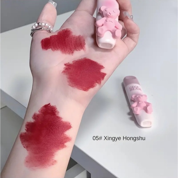 Gege Bear lipstick velvet soft mist matte in #05 Xingye hongshu - Picture 2 of 8